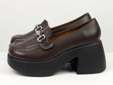 Стильные туфли-лоферы из натуральной кожи флотар  коричневого цвета  на утолщенной подошве с серебряной фурнитурой, Т-2416-02